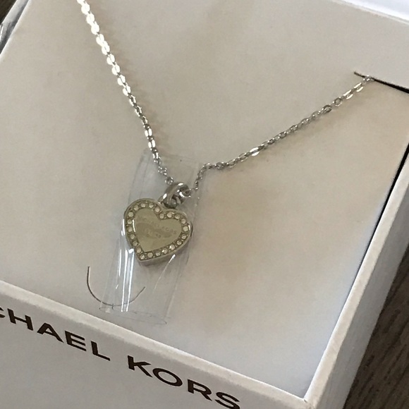 **BNWT Michael Kors Heritage Heart Necklace - Picture 2 of 6